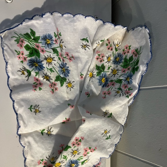 Vintage printed Cloth Vintage Napkin Hankie Floral - Picture 1 of 3